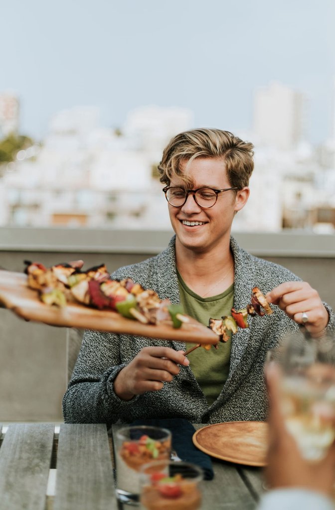 Muž v restauraci s jídlem