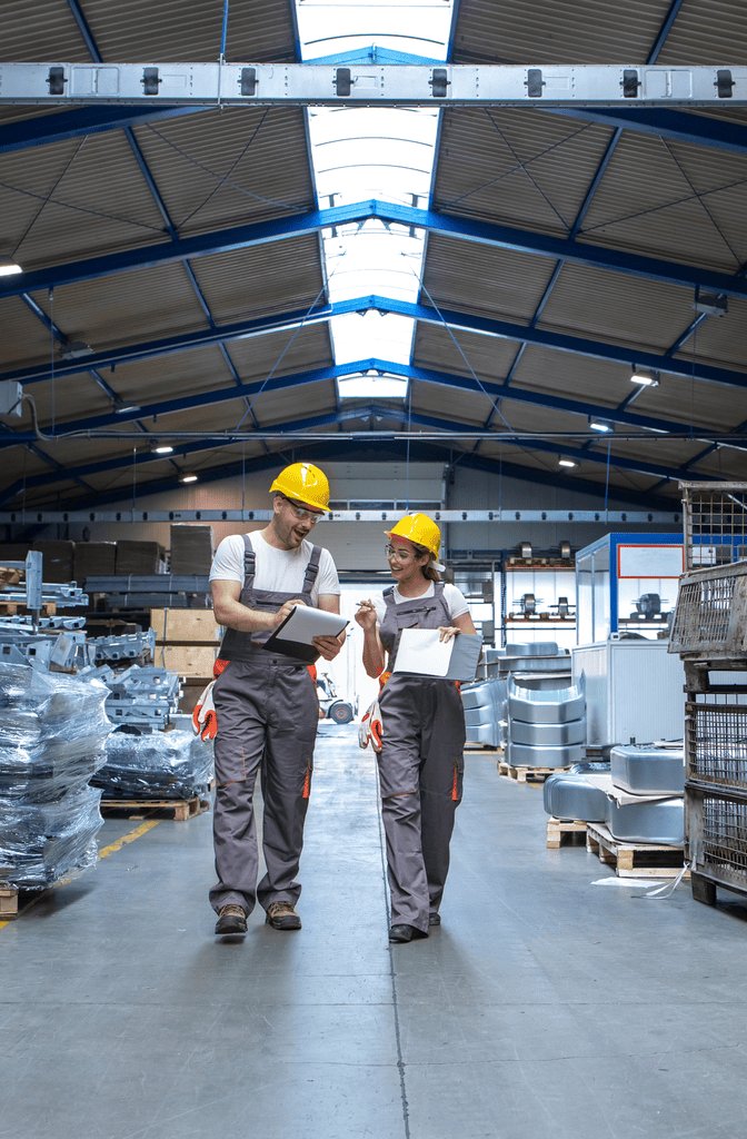 Pracovníci skladu debatující nad dodacím listem