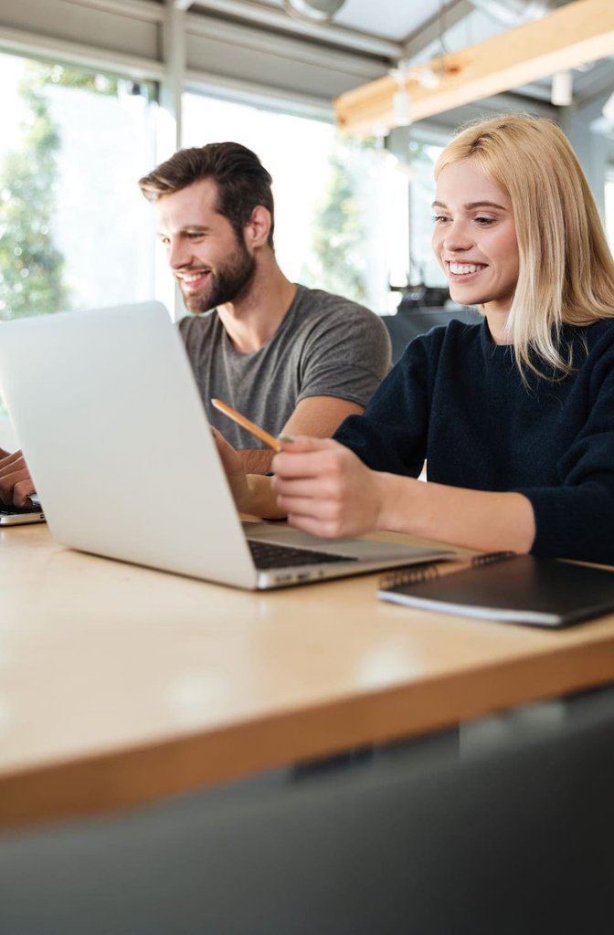 Muž a žena pracující na notebooku